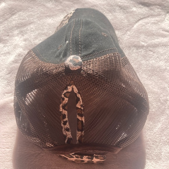 Leopard hat - Picture 3 of 3